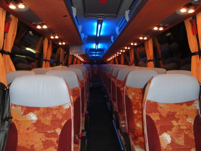 vue de l'intérieur d'un autobus pour un transfert de longue distance 
